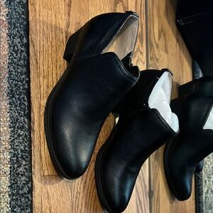 Naturalizer Black Ankle Booties with Matte Finish